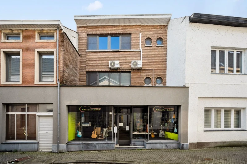 2 gekoppelde woningen met handelsruimte en woonst