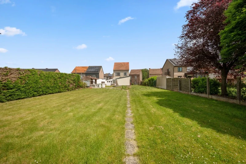 Ruime gezinswoning met 4 slpks, 2 badkamers, garage en grote tuin