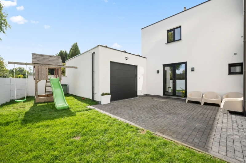 Modern gerenoveerde halfopen woning met 5 slaapkamers, tuin en garage in Tienen
