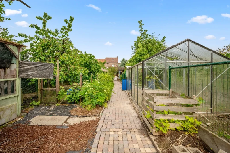 Ruime te renoveren rijwoning met ontzettend veel potentieel en een leuke tuin