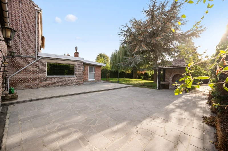 Charmante gezinswoning met ruime tuin en 3 garages in Overwinden (Landen)