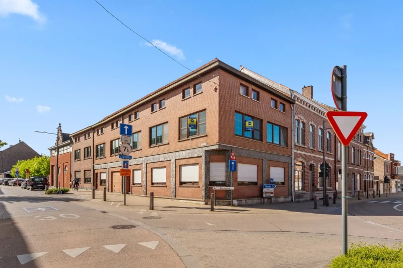 1 rijwoning en 2 appartementen in gezellig Hoegaarden