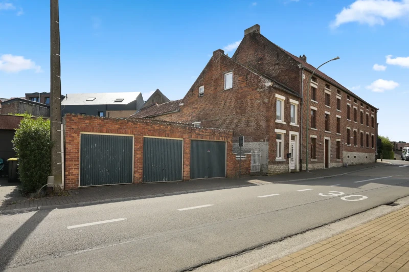 Maison mitoyenne &agrave; r&eacute;nover avec 2 chambres, jardin et 3 garages &agrave; Hoegaarden