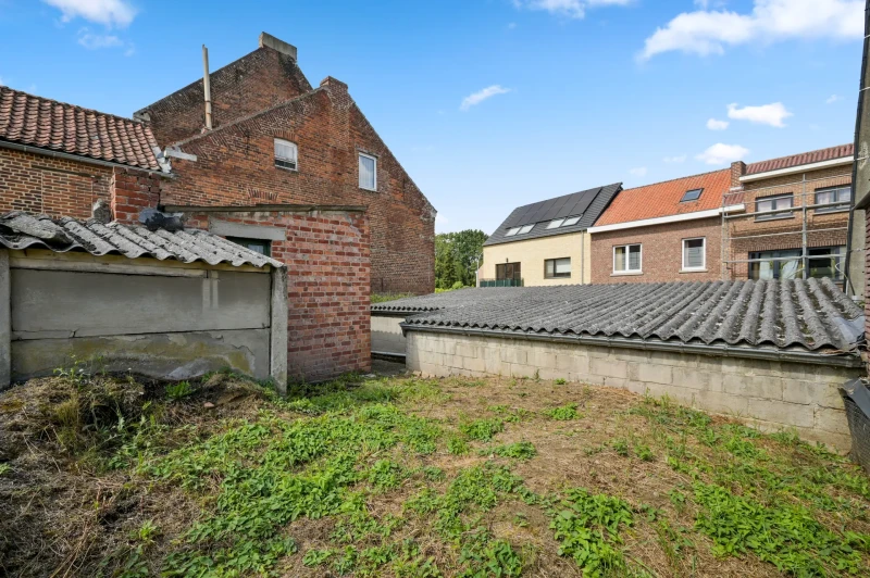 Maison mitoyenne &agrave; r&eacute;nover avec 2 chambres, jardin et 3 garages &agrave; Hoegaarden