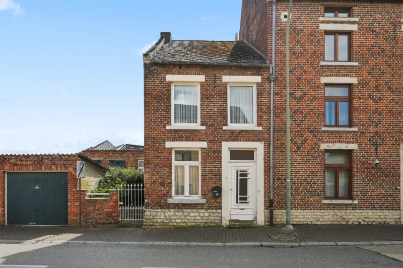 Maison mitoyenne &agrave; r&eacute;nover avec 2 chambres, jardin et 3 garages &agrave; Hoegaarden