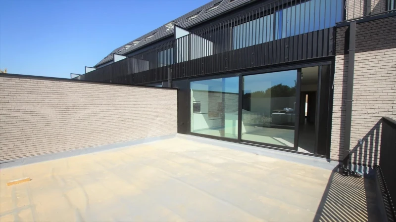 Nieuwbouwapp. met 2 slpks, autostaanplaats, ruim terras en tuintje