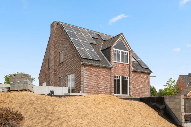 Ruime open bebouwing met tuin en 2 garages in Tienen (bouwjaar 2009)