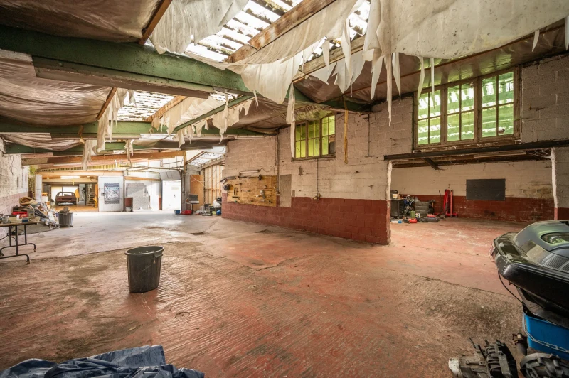 Verder te renoveren woning met grote hangar met 3 slpks