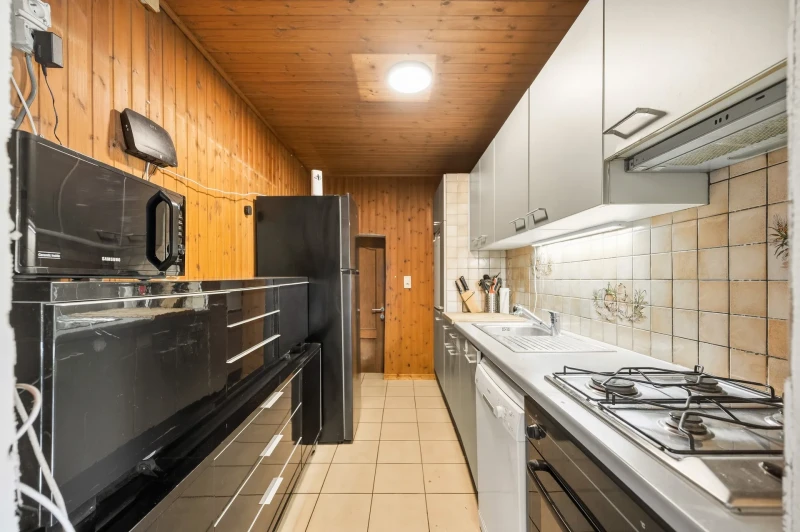 Verder te renoveren woning met grote hangar met 3 slpks