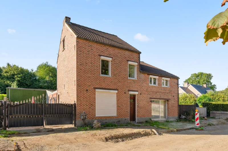 Verder te renoveren woning met grote hangar met 3 slpks