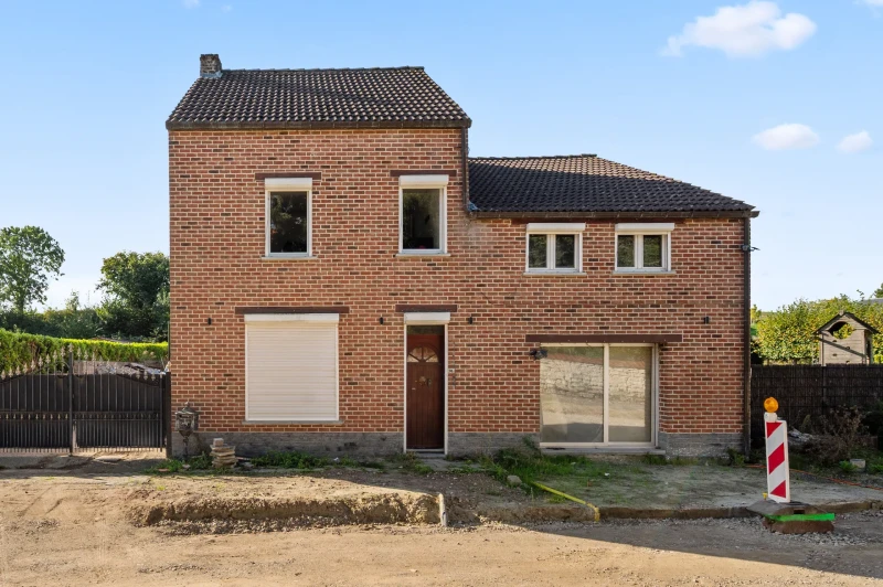 Verder te renoveren woning met grote hangar met 3 slpks