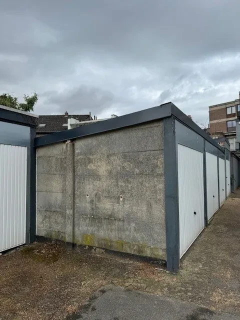 Rustig achterin gelegen garagebox te huur