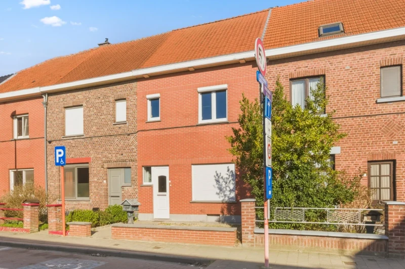 Op te frissen gezinswoning met grote tuin en dubbele garage