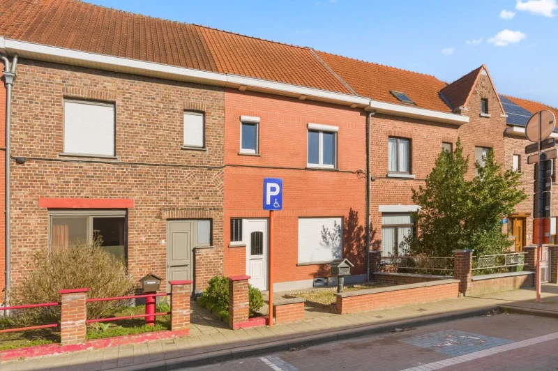 Op te frissen gezinswoning met grote tuin en dubbele garage