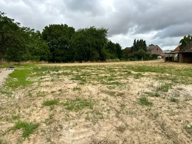 Uniek stuk bouwgrond  met 33 m perceelbreedte op bouwlijn!  16 a 54 ca.