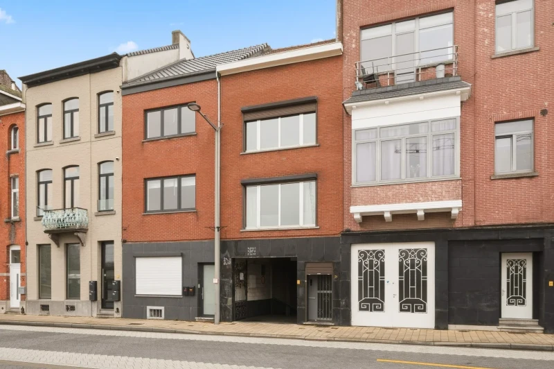 Te renoveren bel-&eacute;tagewoning op topligging in het centrum van Tienen
