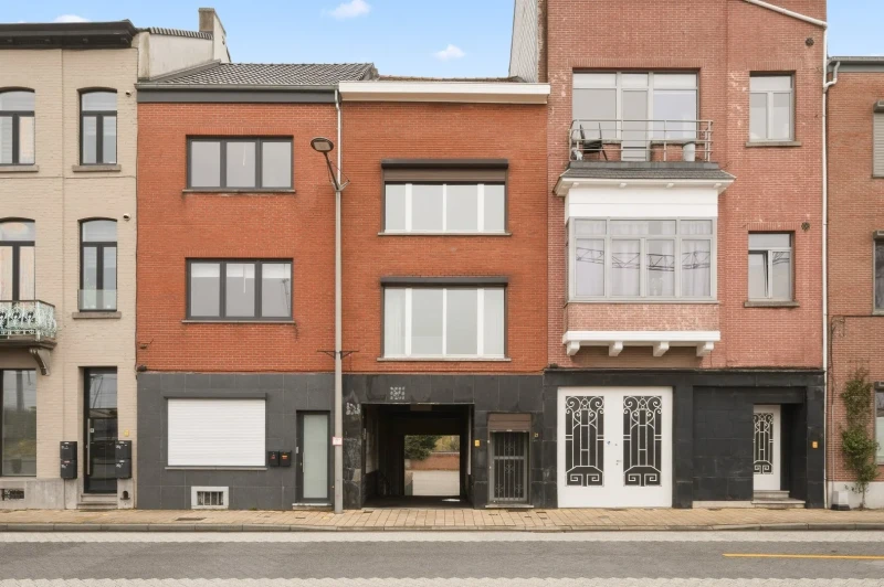 Te renoveren bel-&eacute;tagewoning op topligging in het centrum van Tienen