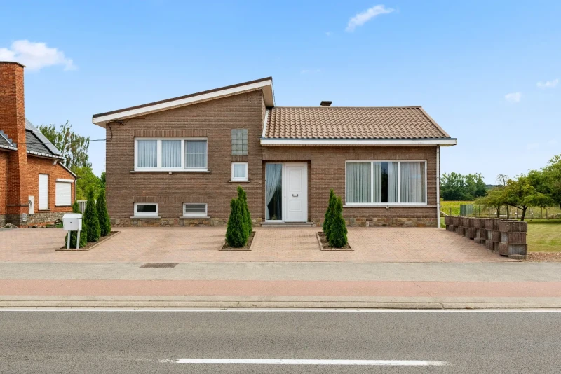Open bebouwing op topligging met 3 slaapkamers en prachtige tuin