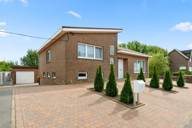 Open bebouwing op topligging met 3 slaapkamers en prachtige tuin