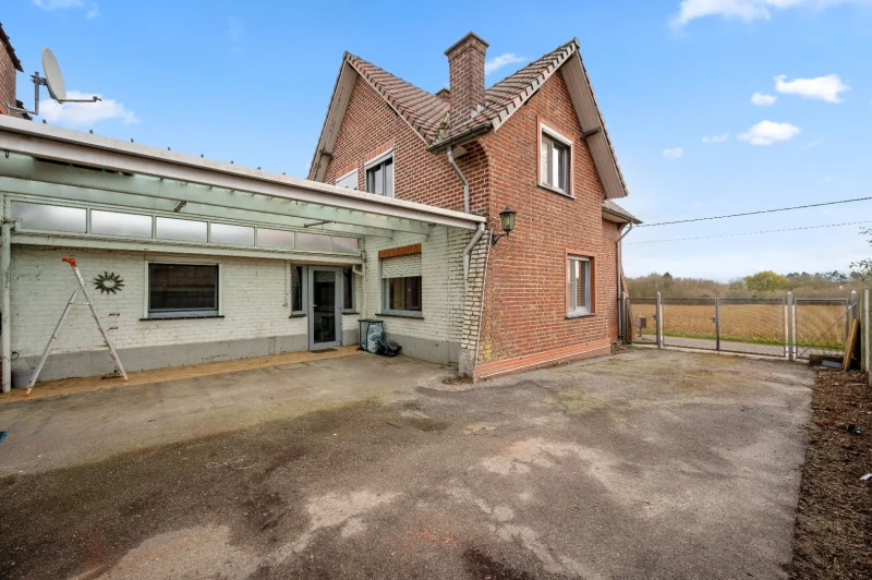 Op te frissen open bebouwing met veel ruimte en potentieel