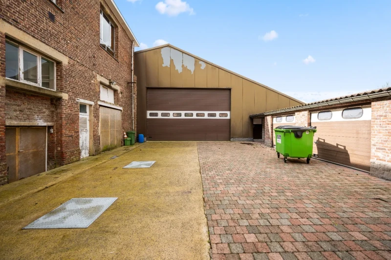 Te renoveren woning met ruime loods en stockagemogelijkheden 