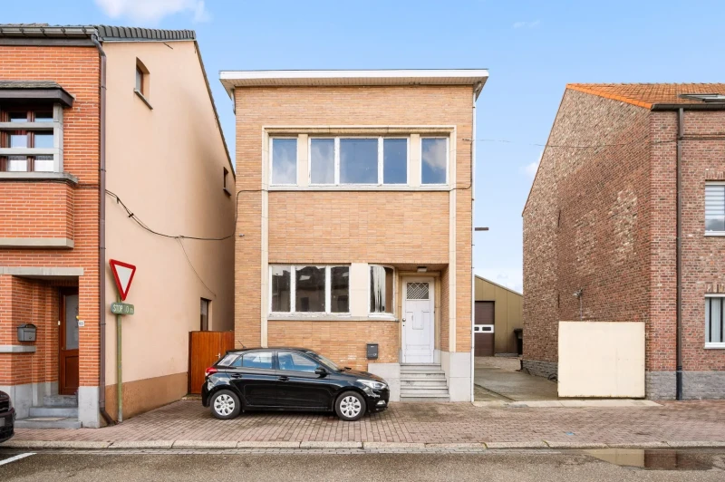 Te renoveren woning met ruime loods en stockagemogelijkheden 