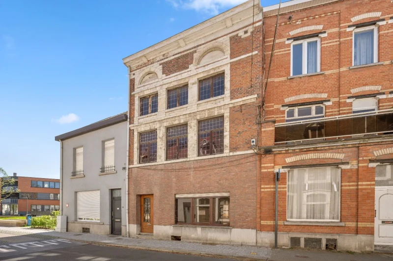 Totale renovatie met 5-slaapkamerpotentieel op toplocatie 