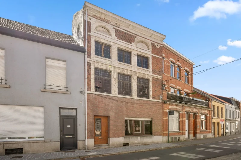 Totale renovatie met 5-slaapkamerpotentieel op toplocatie 