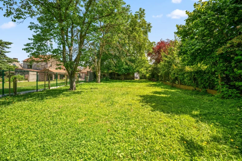 Loods met garage en tuin op ruim perceel van 827 m&sup2;