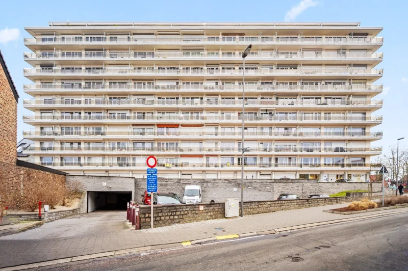 Goed gelegen, op te frissen appartement met 2 slpks en ruim terras