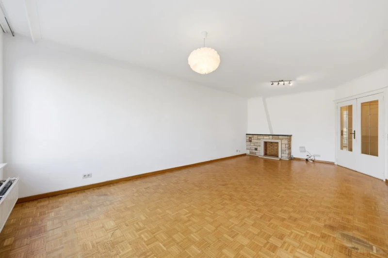 Goed gelegen, op te frissen appartement met 2 slpks en ruim terras