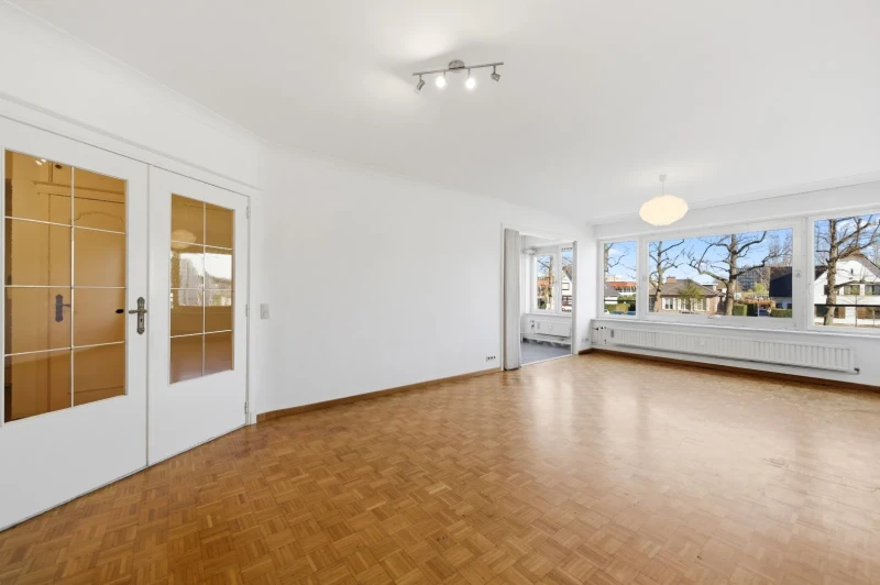 Goed gelegen, op te frissen appartement met 2 slpks en ruim terras