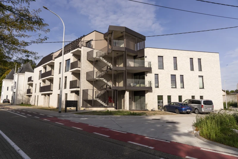 Nieuwbouwapp. met 2 slpks, terras en tuintje