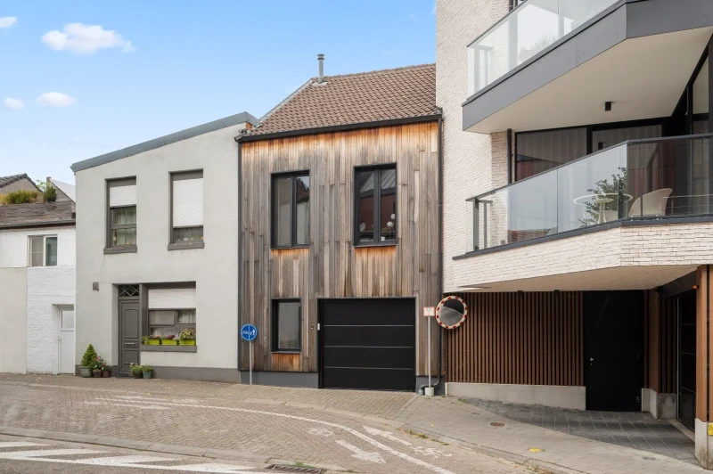 Uiterst mooie rijwoning met 3 grote slpks en garage te Tienen