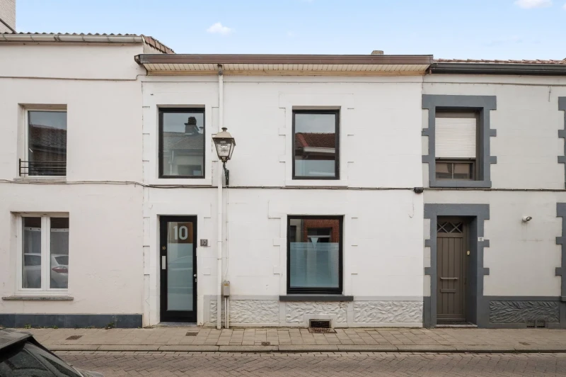Uiterst mooie rijwoning met 3 grote slpks en garage te Tienen