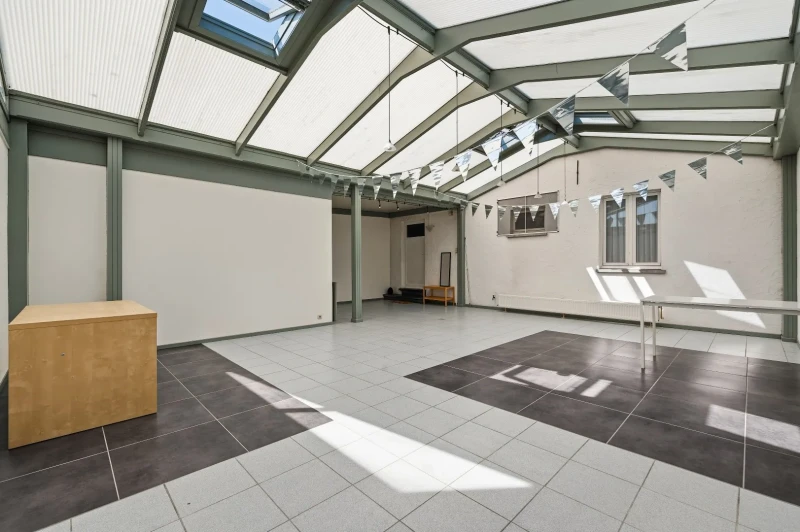 Ruime instapklare duplex met 3 slpks en praktijk- / hobbyruimte van 55m&sup2;