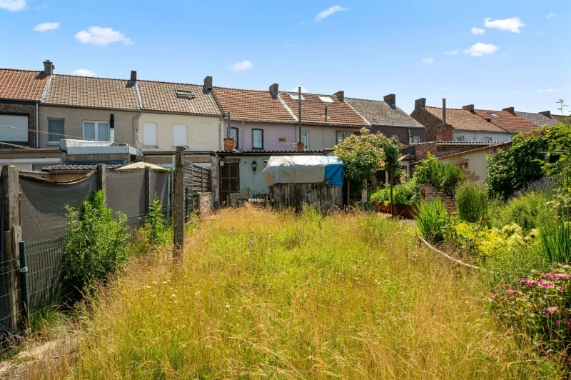 Te renoveren rijwoning in Attenhoven met tuin, garage en 3 slaapkamers